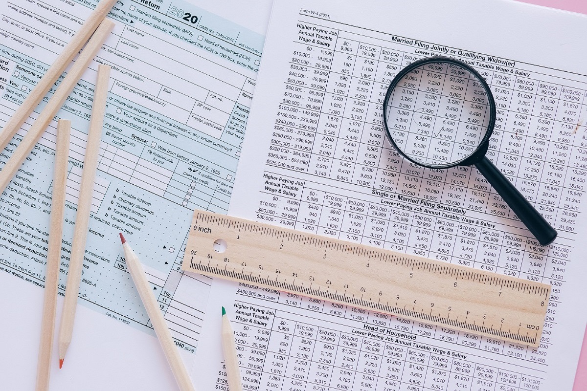 Business owner submitting a VAT return to claim VAT back using MTD software